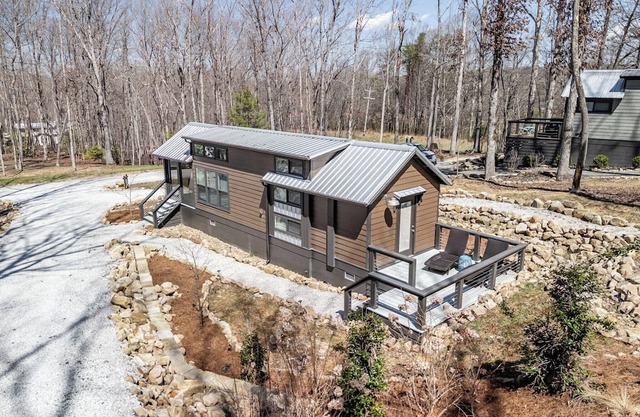 Cozy and quiet lake & mountain tiny home retreat. Fire pit + pet friendly!