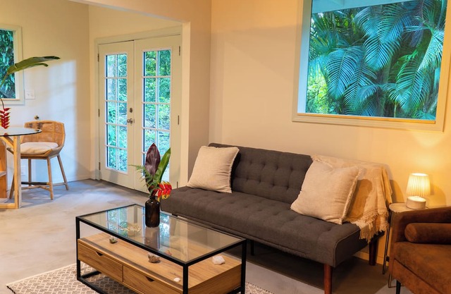 The ‘Ulu Suite - Jungle Bungalow on 10 Acres- close to all!