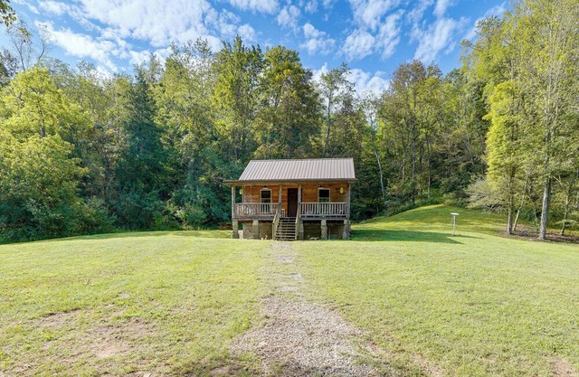 Rustic, Woodsy Cabin in Palestine w/Pool Table!