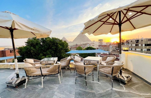 Vysta pyramids hotel Cairo nView pyramids nrenovated roomsnRestaurant with view