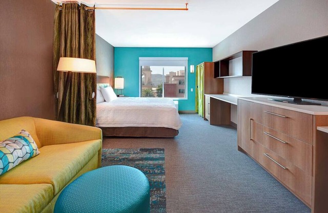 Contemporary Living! Onsite Parking, Pool, Short Drive to Arizona Desert Museum!