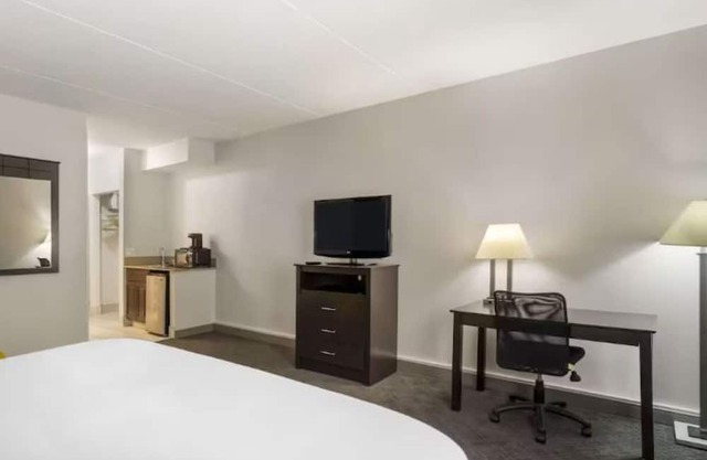 4 Suburban Getaway Close to Dining, Shopping, and Entertainment in Mundelein