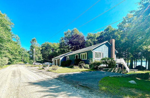 Charming Four-Season Lakehouse with Scenic Views and Activities for All Ages
