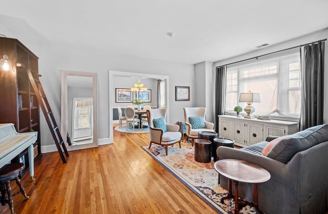 Ruby’s Retreat - 4BD/3BA+Office in Western Springs
