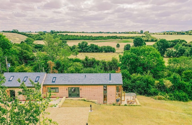 Beautifully presented holiday home in the Cotswolds with amazing views - The Tractor Shed