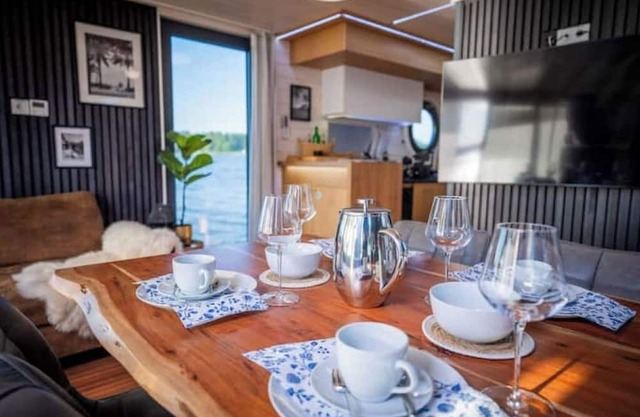 Pure water romance: Houseboat Miami Woma D13