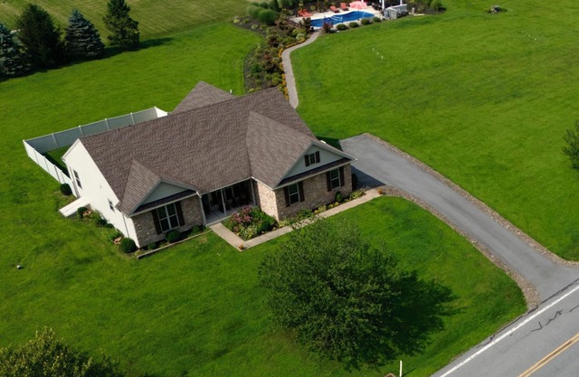 Country Home Hot tub, Sauna, Pool table. 10 minutes from Bear Creek Ski Resort