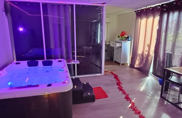 CocoonSpa Love Room Private Jacuzzi