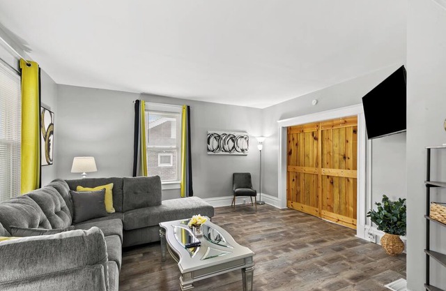 Short Stay Chateau near Airport, Hospitals, & HWYs