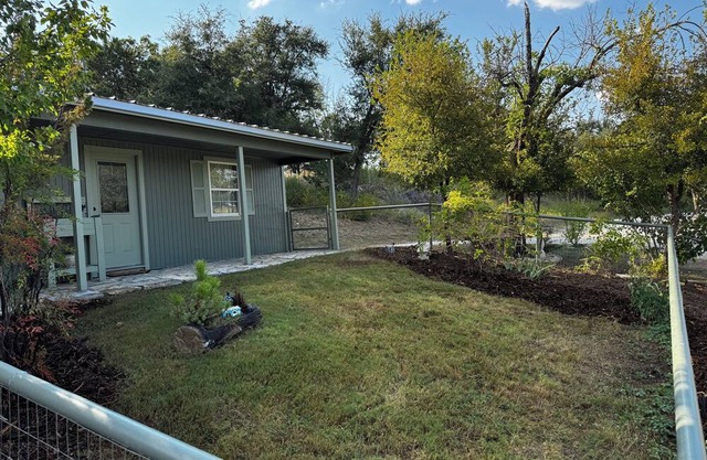 Cozy cabin in peaceful Glen Rose with AC fully furnished