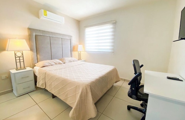 Family House w/Alberca 5 min Airport/Consulate