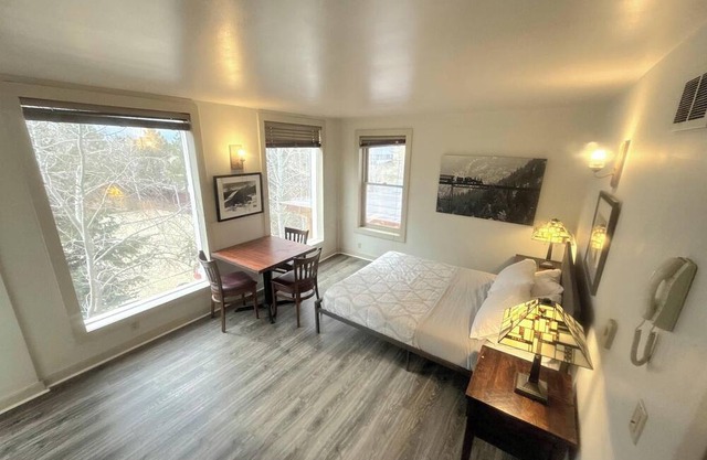 Historic Westcliffe Outpost "The Desperado" Studio