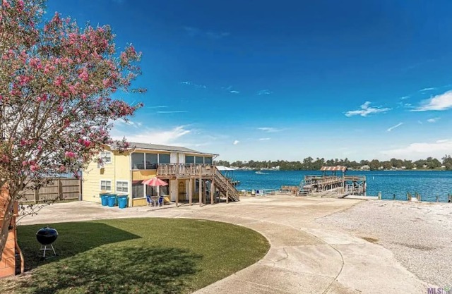 EAGLES NEST AT THE VILLAS, COZY STUDIO APT WITH BEAUTIFUL VIEWS OF FALSE RIVER.