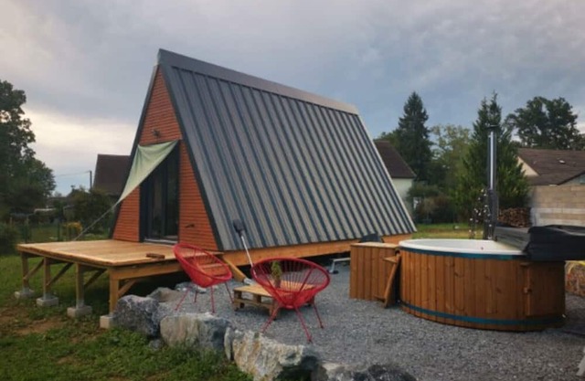 Chalet 'Le Barbu - Coarraze' with Private Terrace, Wi-Fi and Air Conditioning