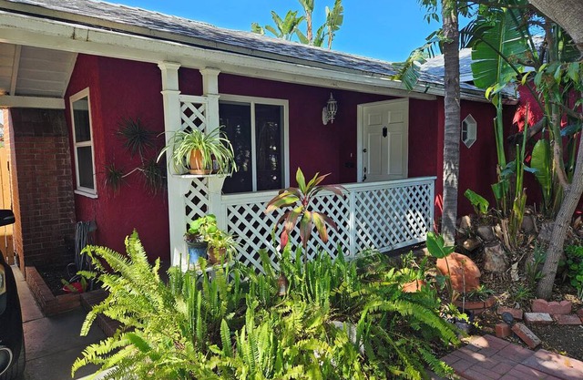 Charming Urban Oasis 3-bedroom cottage in Long Beach