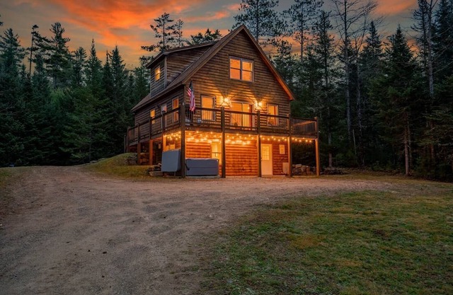 Lovely 3-bedroom chalet in Bethel with hot tub