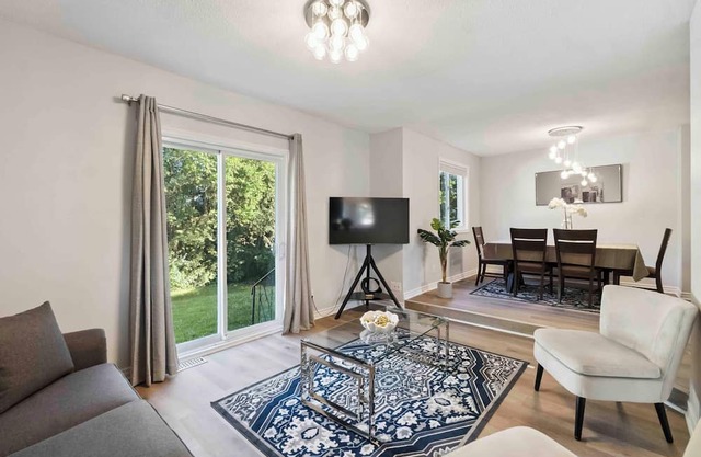Cozy 4BR, 5-Bed Retreat | Entire Barrhaven Home + Yard