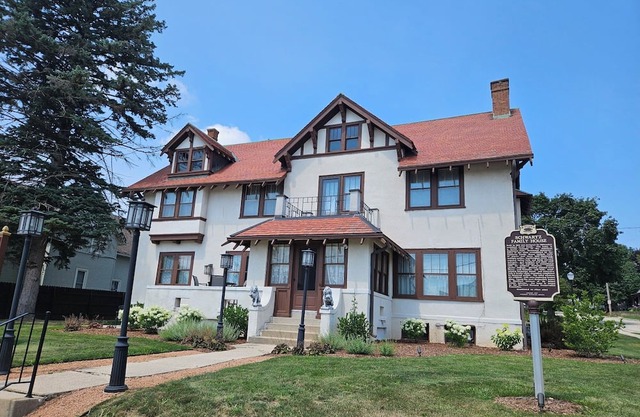 Historic, 4-bedroom house in charming Hartford