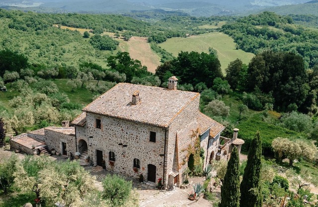 Haven of peace and relaxation, surrounded by greenery, with swimming pool, just a stone's throw from Rome.