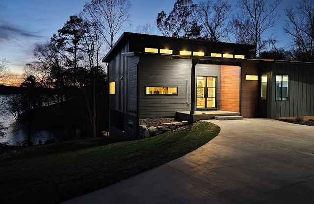 Stylish & Modern Lakefront House, Dog Friendly