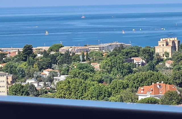 Opposite the Vélodrome, incredible view of the sea and Notre Dame de la Garde