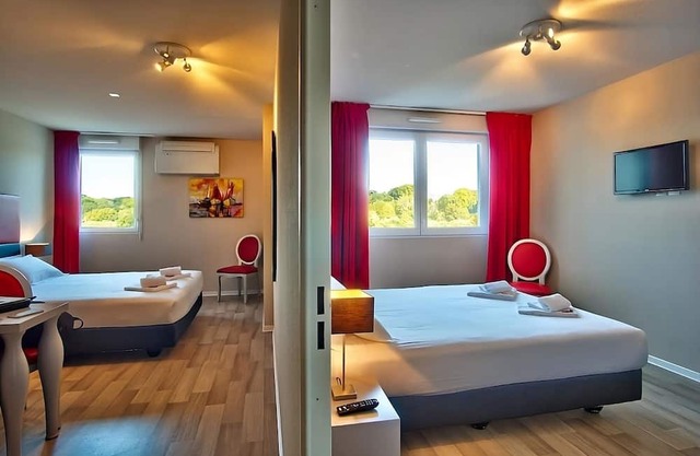 French Getaway! Pets Allowed, Parking! Near Parc de Caradoc & Square Lafayette!