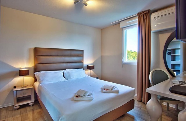 A short drive away from Jardin Botanique! Pets Are Welcome! FREE Parking!