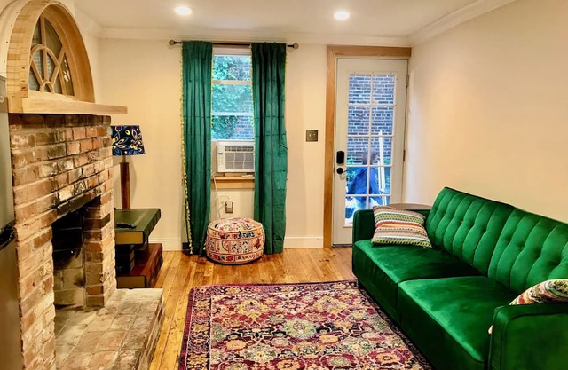 Charming cottage in Ave of the Arts -Center City