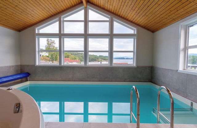Exclusive sea cabin w. Pool, sauna and hot tub