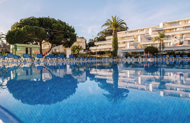 Exotic Coastal Retreat! Direct Beach Access, Pool & Local Cuisine Attractions
