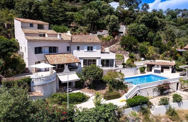 Luxury villa, set in the hills in a quiet securedomain, with amazing views of the hills and the sea - 2303