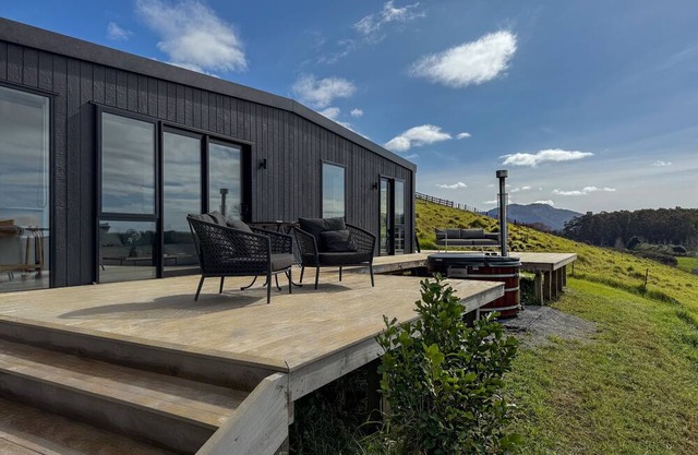 Omakana Cottage, Omakana Cottage with Farm Views & Cedar Hot Tub