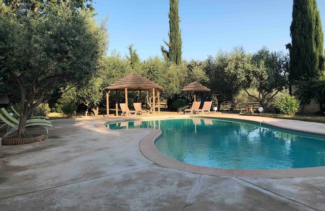Holiday Home 'Au Écuries Du Mas Di Gau' with Shared Pool, Wi-Fi and Air Conditioning