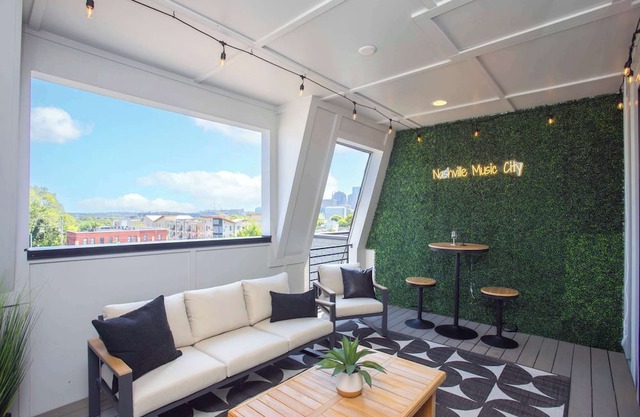 Fantastic Elegance Rooftop Views of Nashville!