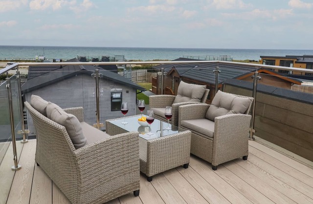 SANDY SNUG, family friendly, country holiday cottage in Bacton