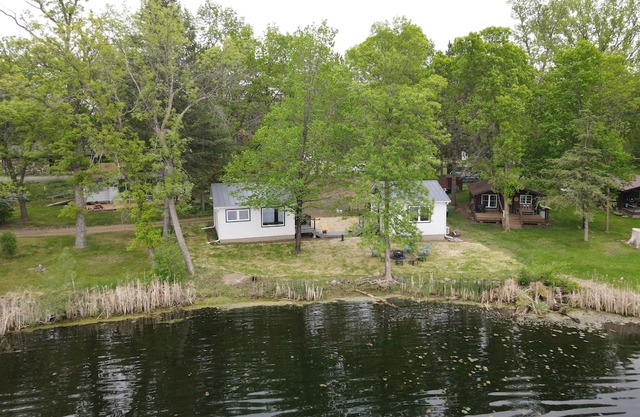 Charming 2-bedroom cottage on a lake.