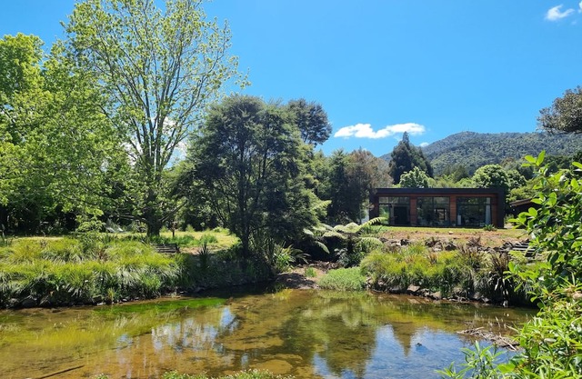 Stylish-Peaceful-Tranquil-Spacious Couples Getaway. Pond/Stream/Fire/Internet