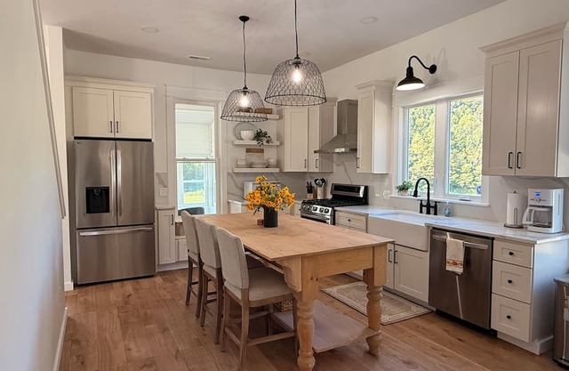 Pickett’s Place-Modern Country Farmhouse with Rustic Charm, minutes from town.