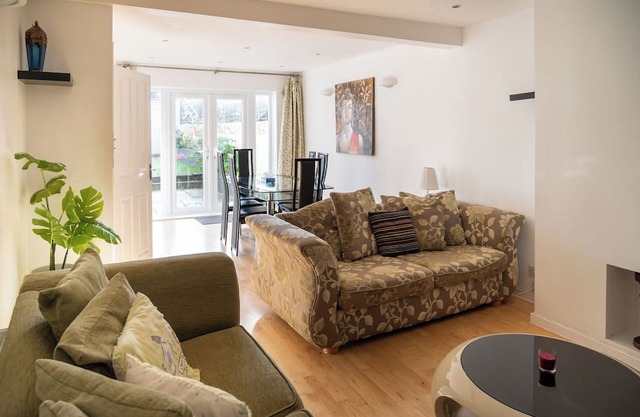 Cosy 3BDR Home with Workspace and Private Garden