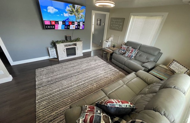 Newly remodeled cozy 2-bedroom bungalow in Orangeville with central heat and A/C