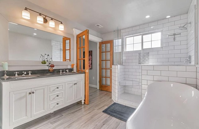 Large 6 Bedroom DT SJ Getaway with Huge Backyard and 2 car garage. Fast Wifi