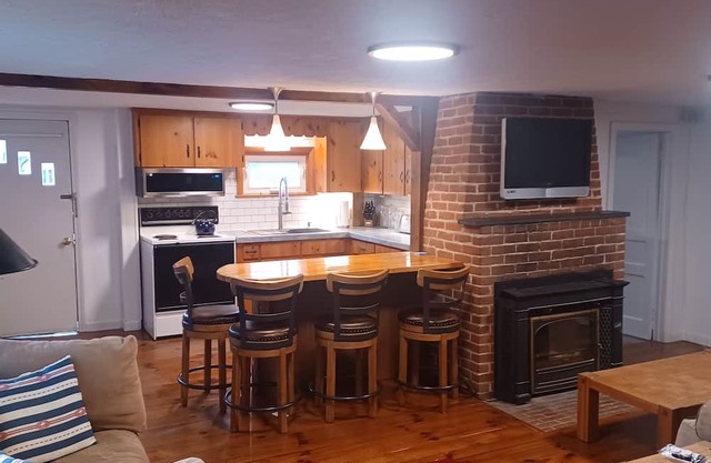 Cozy 3-BR Baboosic Lake in Amherst NO CLEANING FEE'S