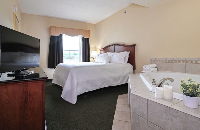 Romantic Riverside Escape | Pool, Spa & Golf at The Four Seasons Island Resort!