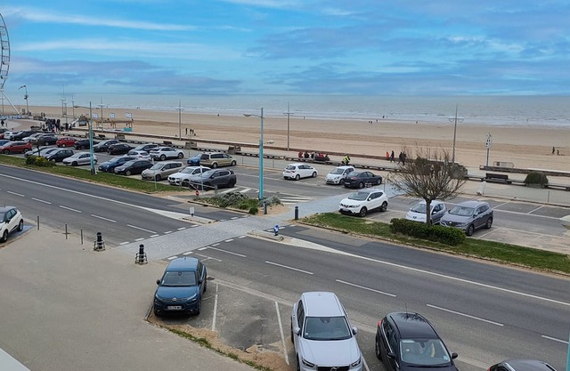 "Sea View Apartment: Renovated 2-Bdrm, Balcony, Near Shops & Beach!"