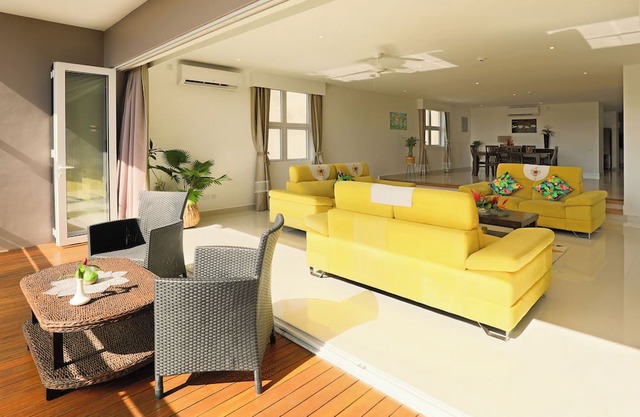Luxe Villa with 4 bedrooms & WiFi, AC in Seychelles by Cliffhanger Villas