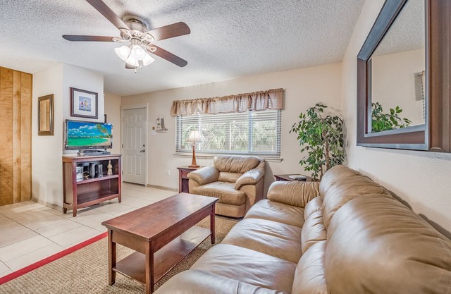 Roomy 1 BDRM Large Pool w/a Private Courtyard and a 5 Min Walk to the Beach