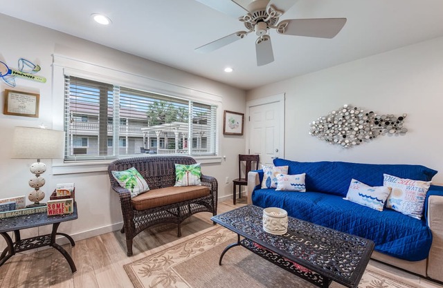Roomy 1 BDRM Large Pool w/a Private Courtyard and a 5 Min Walk to the Beach