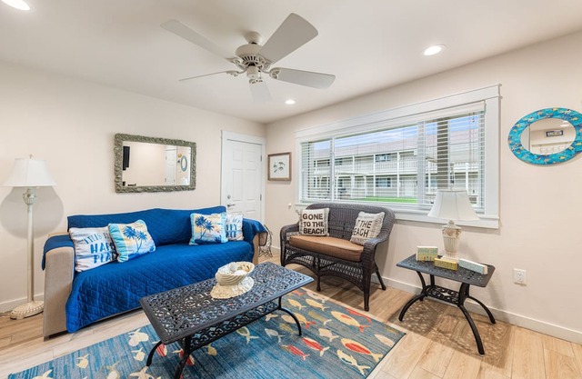 Roomy 1 BDRM Large Pool w/a Private Courtyard and a 5 Min Walk to the Beach