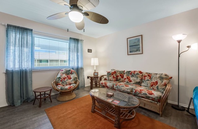 Roomy 1 BDRM Large Pool w/a Private Courtyard and a 5 Min Walk to the Beach