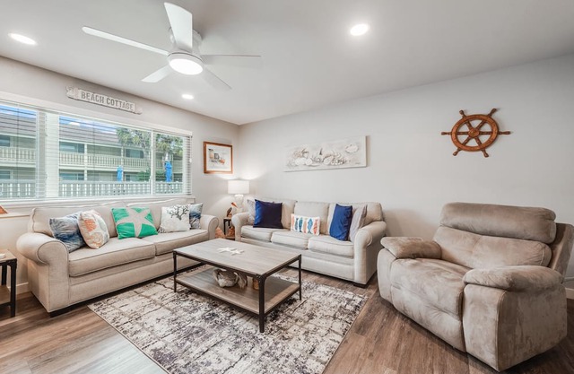 Roomy 1 BDRM Large Pool w/a Private Courtyard and a 5 Min Walk to the Beach